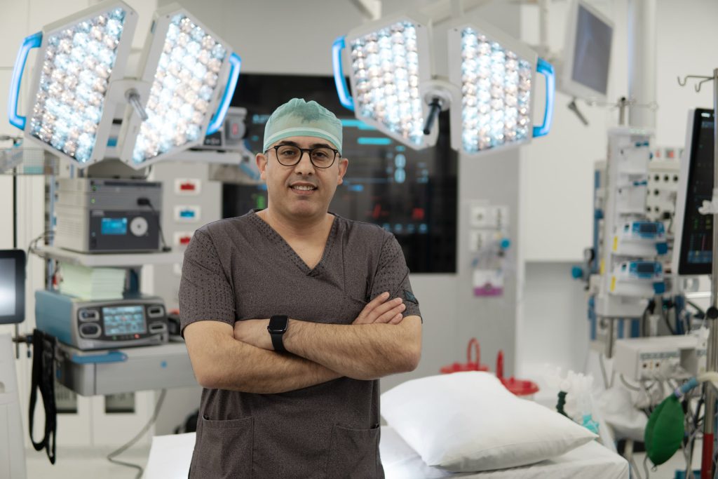 ד"ר עבד דראושה בחדר ניתוח