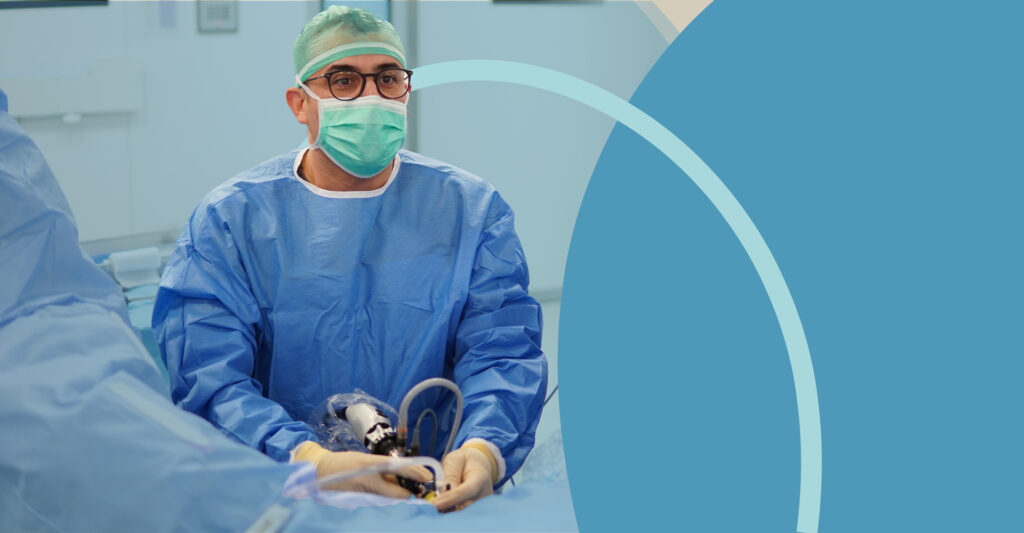 ד"ר עבד דראושה, מומחה בכירורגיה אורולוגית, בחדר ניתוח בעת ביצוע אורטרוסקופיה